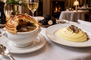 de la soupe vge de paul bocuse à la purée de joël robuchon, découvrez les plats emblématiques qui ont façonné la gastronomie française.