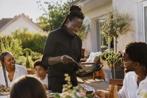 en banlieue parisienne, mory sacko profite d’un quotidien familial paisible dans son pavillon-cocon, loin de l’agitation des cuisines.